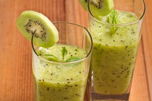 Kiwi Pine and Coconut Smoothie with Flaxseed